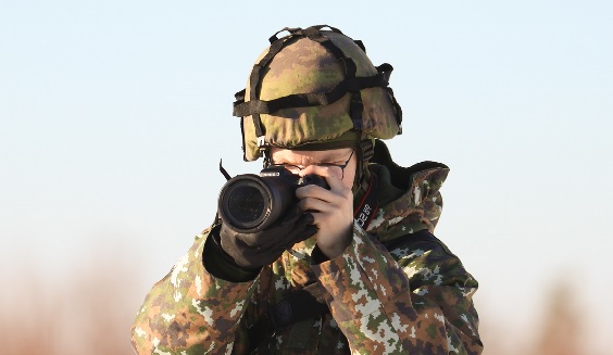 Ilmasotakoulu etsii sopimussotilasta viestintään Tikkakoskelle