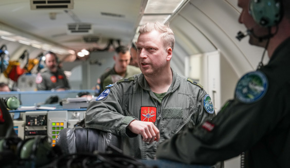 Vääpeli Aleksi Härkönen tutkavalvontakoneessa.