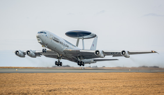 Naton E-3A Sentry AWACS -tutkavalvontakone nousemassa Örlannin tukikohdasta.