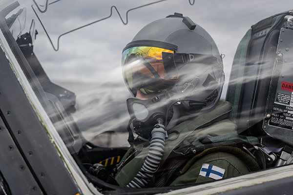 Kapteeni Ville Luukkonen valmistautumassa lennolle.