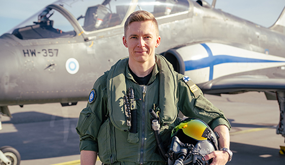 ”Lentäjän työssä parasta on jatkuva itsensä kehittäminen ja itsensä haastaminen”