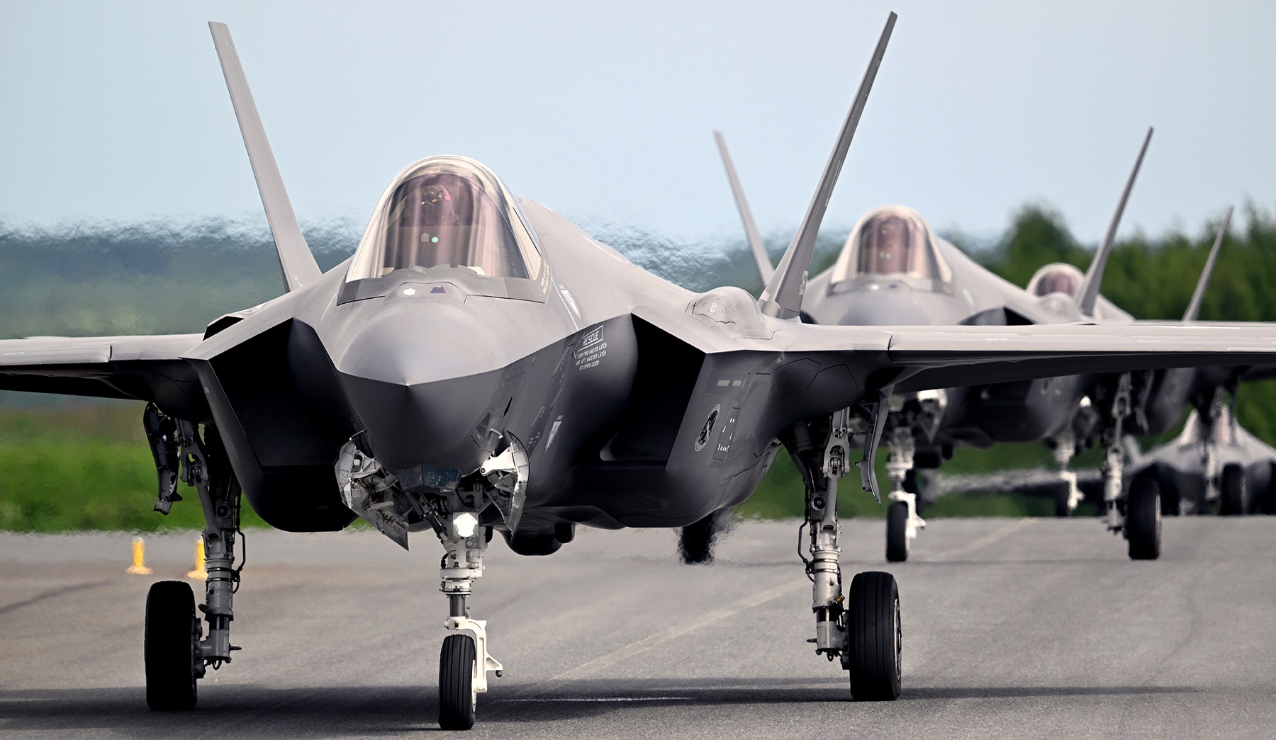 Yhdysvaltain ilmavoimien F-35A Lightning II -hävittäjiä Pirkkalan tukikohdassa