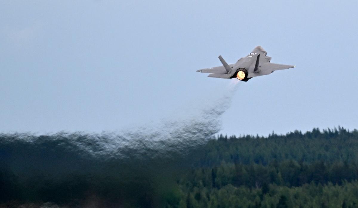 Yhdysvaltain ilmavoimien F-35A Lightning II nousee Pirkkalan tukikohdasta