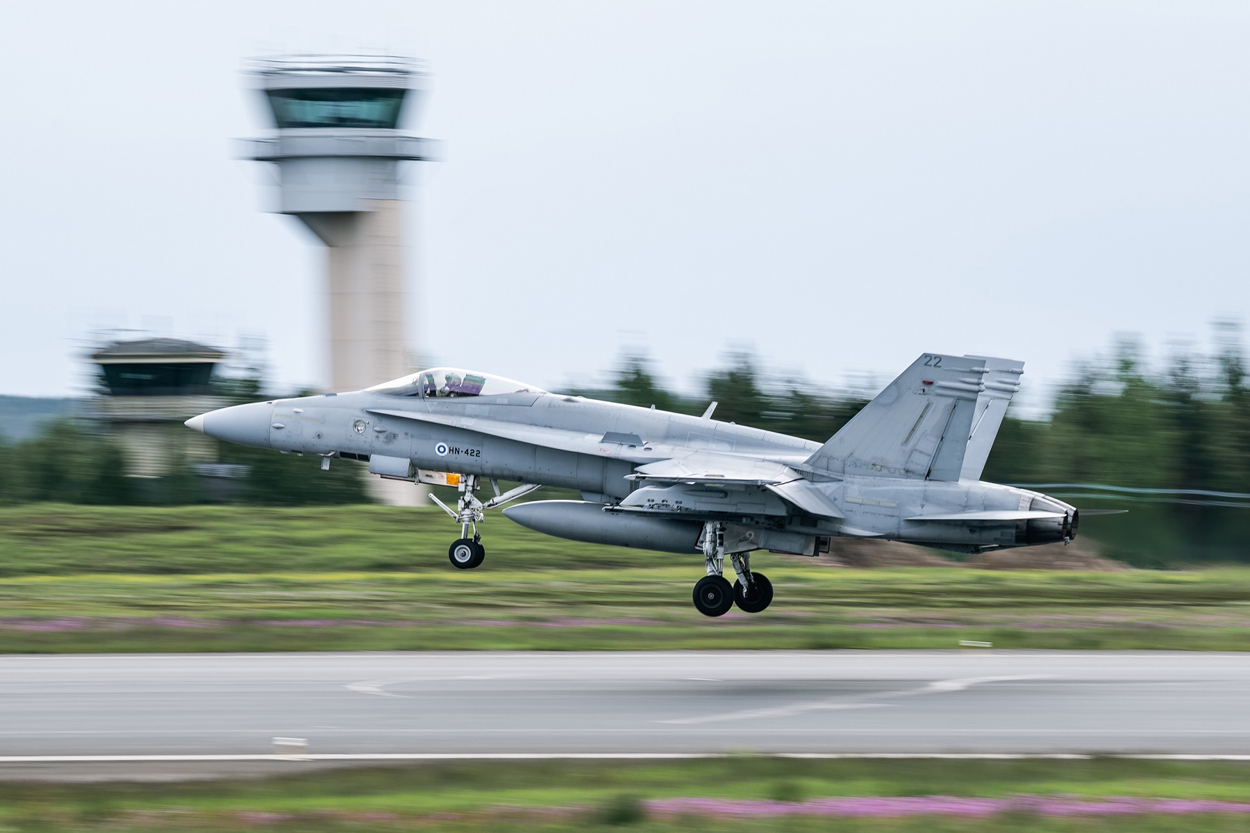 Ilmavoimien F/A-18 Hornet nousee Rovaniemen tukikohdasta
