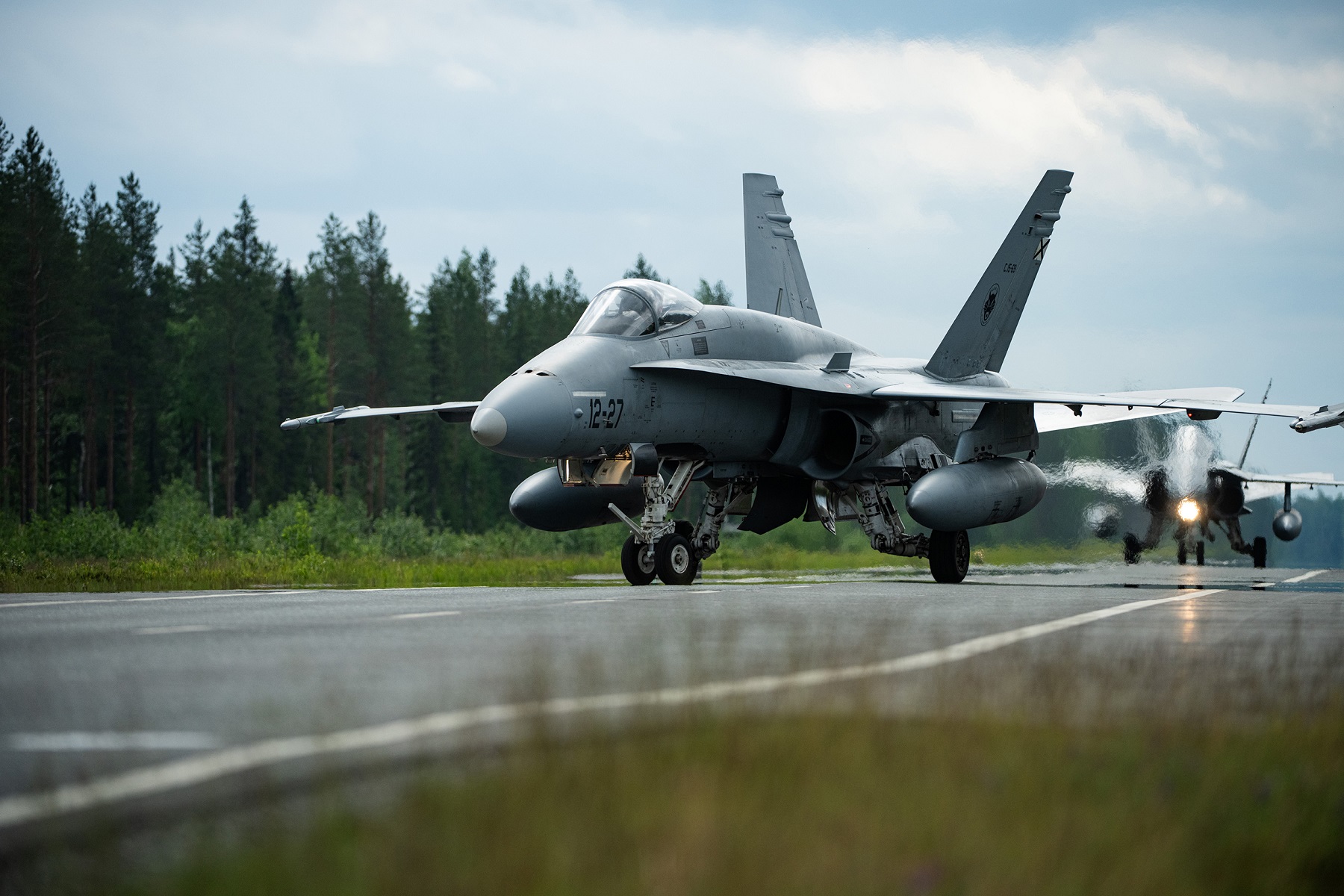 Espanjan ilmavoimien EF-18 Hornet -hävittäjiä Tervon varalaskupaikalla