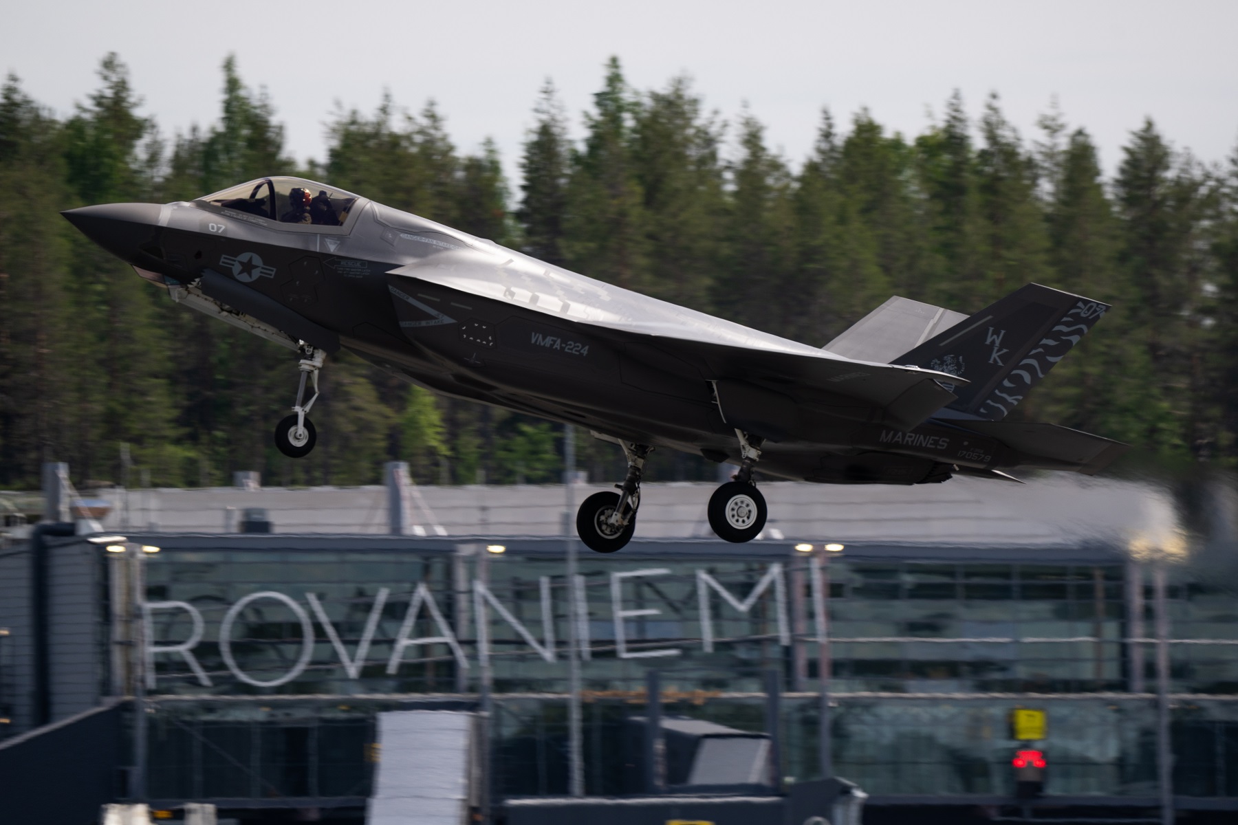 Yhdysvaltain merijalkaväen F-35B Lightning II -hävittäjä Rovaniemen tukikohdassa