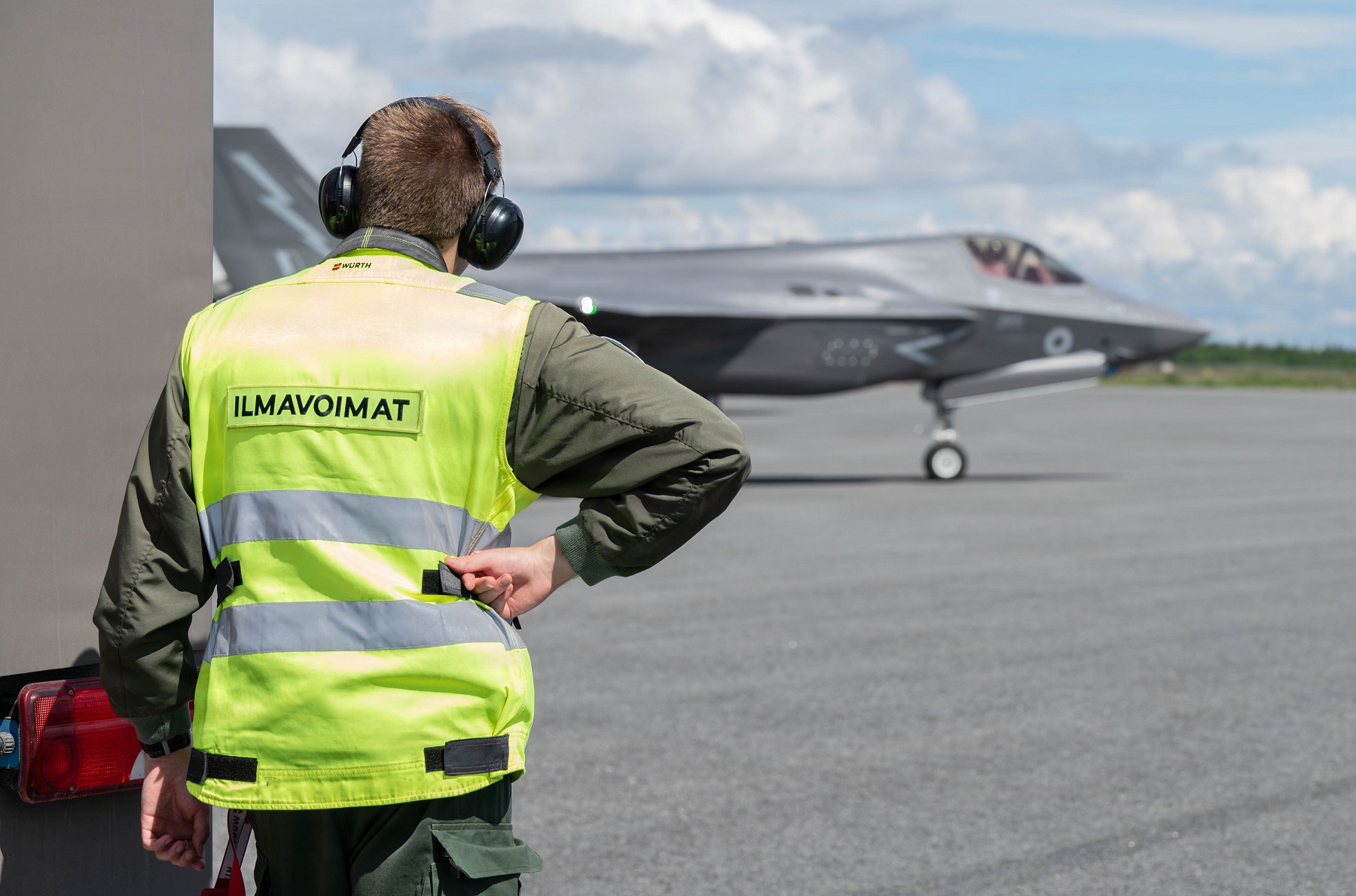 Ison-Britannian F-35B Lightning II -hävittäjä kuumatankattavana Pirkkalan tukikohdassa