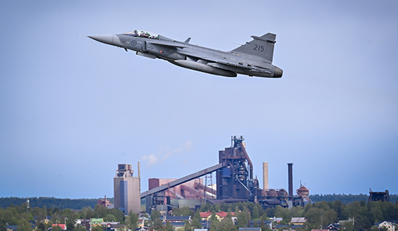 Ruotsin ilmavoimien Gripen nousemassa ilmaan Kallaxin tukikohdassa Ruotsissa.