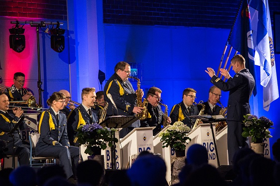 Ilmavoimien soittokunnan big band keikalla. Kuva: puolustusvoimat