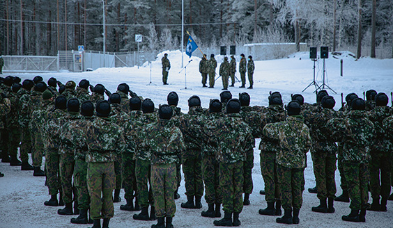 Kotiuttamisjuhla ulkona kentällä