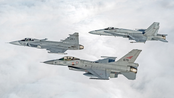 Suomalainen F/A-18 Hornet, ruotsalainen JAS 39 Gripen ja norjalainen F-16 Fighting Falcon.