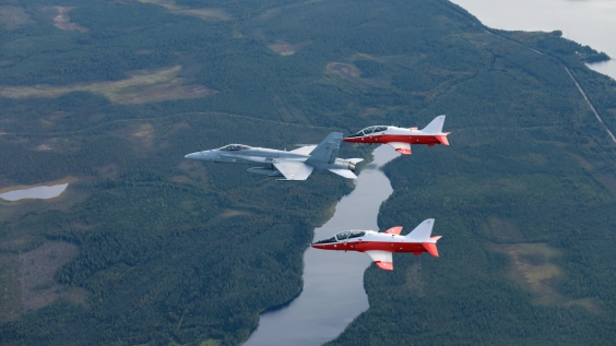 Kaksi Hawk-suihkuharjoituskonetta ja yksi Hornet-monitoimihävittäjä ilmassa
