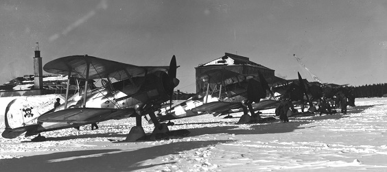 F19:n lentokalustoa Kauhavalla talvisodan päättymisen jälkeen 30.3.1940.