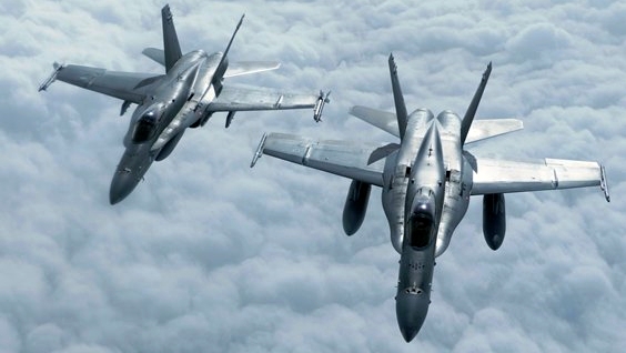 Kaksi F/A-18 Hornet -monitoimihävittäjää