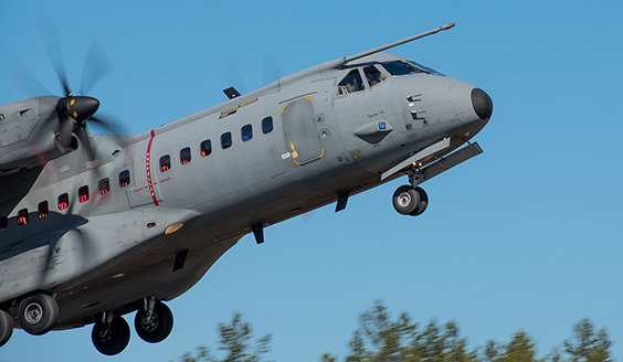 Harmaa Ilmavoiminen C-295M -kuljetuskone nousemassa ilmaan.