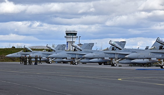 Yhdysvaltain merijalkaväen F/A-18 Hornet -hävittäjiä Rissalan tukikohdassa.