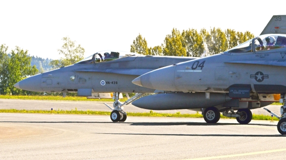 Ilmavoimien ja Yhdysvaltain merijalkaväen F/A-18 Hornet -monitoimihävittäjät Karjalan lennostossa.