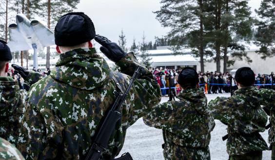 Arkistokuva Ilmasotakoulun talvisesta valatilaisuudesta.