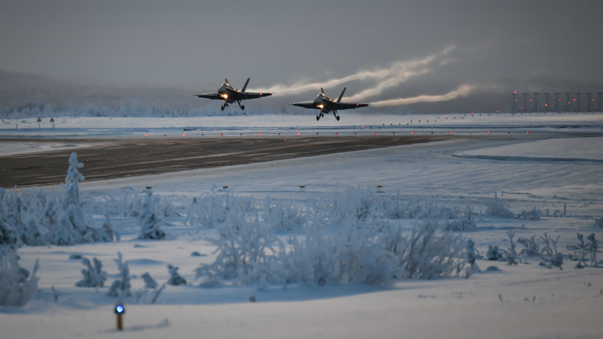 Kaksi F/A-18 Hornet -hävittäjää laskeutumassa