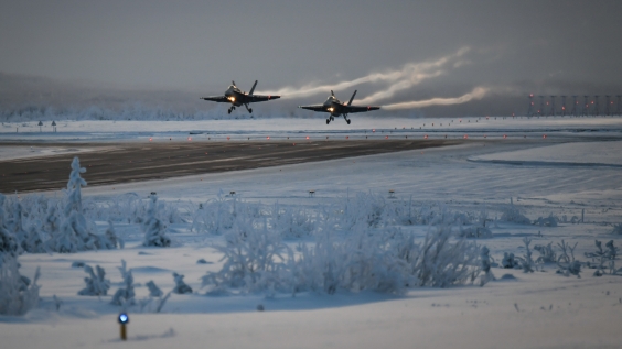 Kaksi F/A-18 Hornet -hävittäjää laskeutumassa