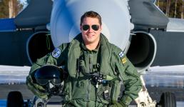 Hornet-esityslentäjä kapteeni Arto Ukskoski