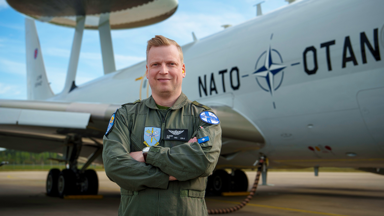 Vääpeli Aleksi Härkönen ja AWACS-tutkavalvontakone.