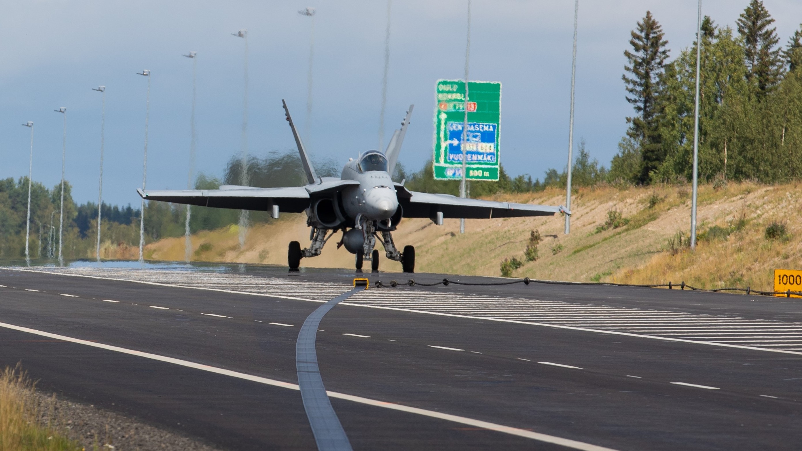 F/A-18 Hornet nelostiellä Tikkakosken varalaskupaikalla