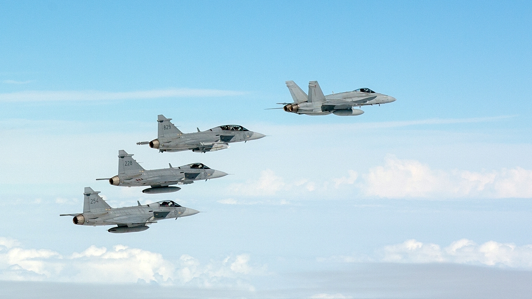 F/A-18 Hornet och tre svenska JAS 39 Gripen-jaktplan