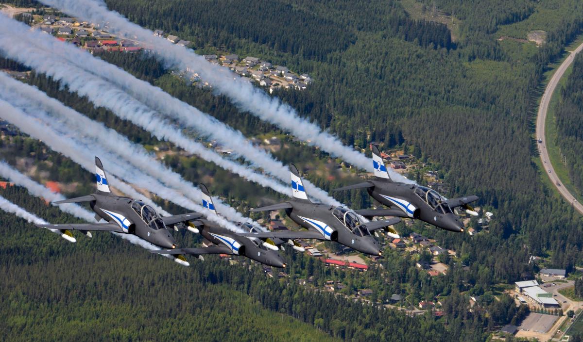 Midnight Hawks taitolento-osasto muodostelmalennossa kesäisen maiseman yllä