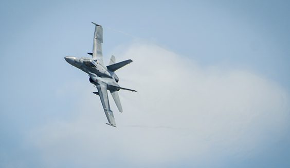 Ilmavoimien Hornet kaartamassa kohti kameraa taivaalla.