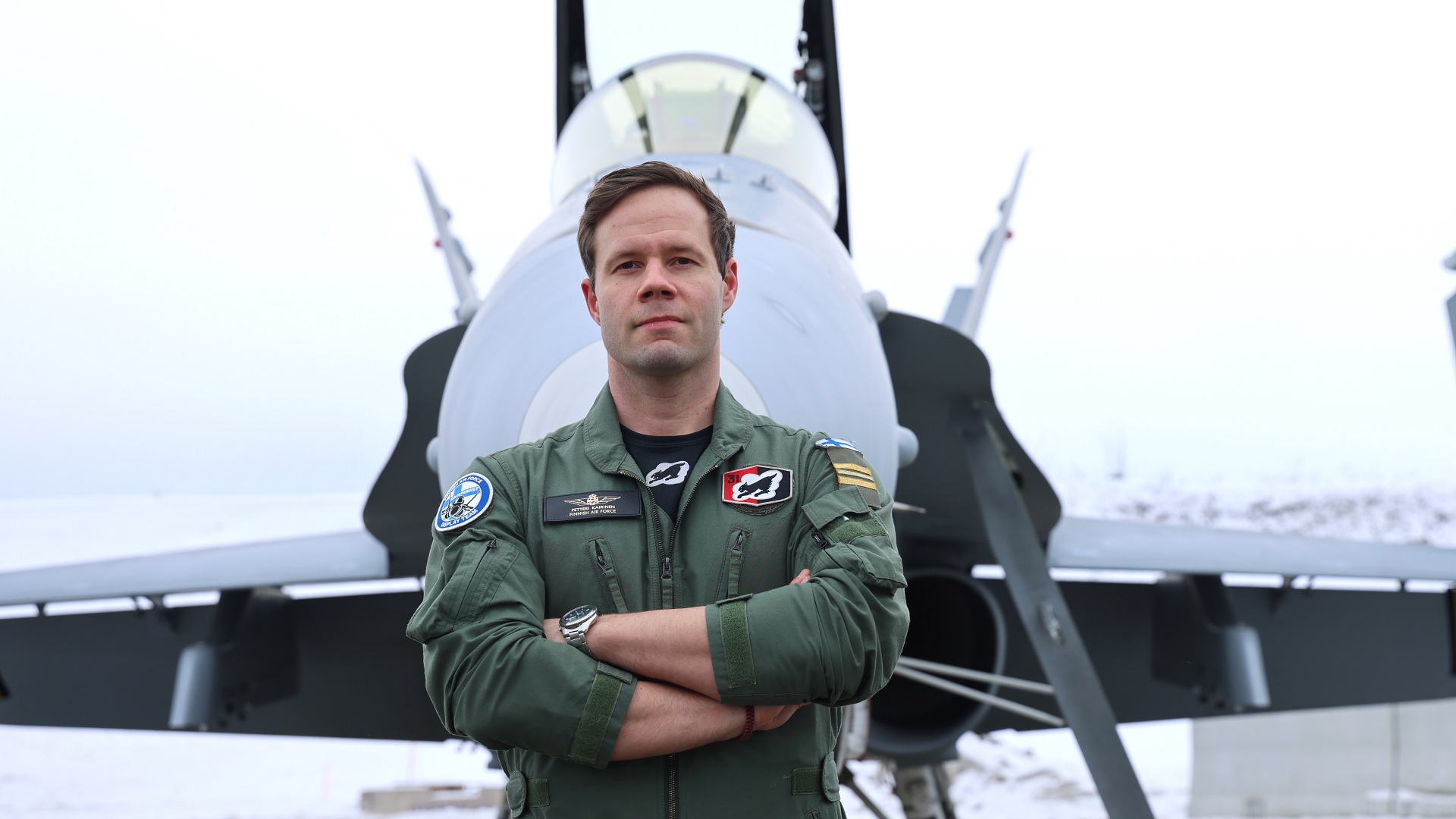 Ilmavoimien esityslentäjä kapteeni Petteri Kairinen seisomassa Hornetin edustalla