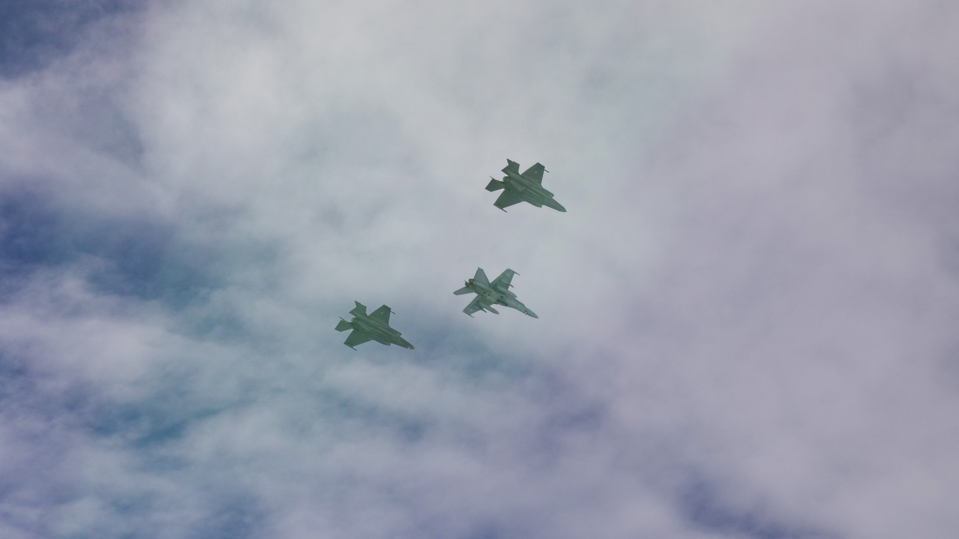 A Finnish Air Force F/A-18 Hornet and two Royal Norwegian Air Force F-35 fighter jets during the Baana 23 exercise in September 2023. Photo: Finnish Air Force