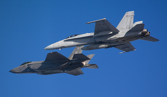 F-35A ja Hornet