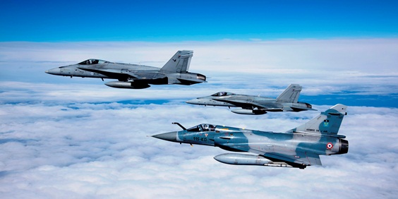 Ilmavoimien Horneteja ja ranskalainen Mirage 2000 -hävittäjä.