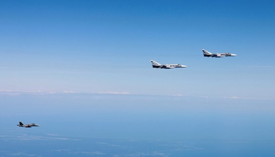 Ilmavoimien Hornet ja Su-24 -koneita