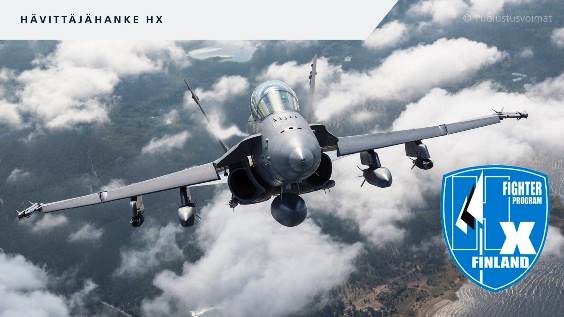 Kuvassa lentää ilmavoimien harmaa F/A-18 Hornet -monitoimihävittäjä. Taivaalla on hieman pilviä ja pilvien takaa näkyy maata. Kuvan oikeassa alakulmassa on HX-hävittäjähankkeen sininen logo, jossa lukee HX fighter program Finland.