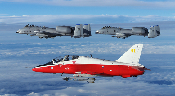 Ilmavoimien Hawk-suihkuharjoituskoneet lensivät yhteistoimintakierroksia Yhdysvaltain A-10 -koneiden kanssa ensimmäisen kerran vuoden 2015 syksyllä