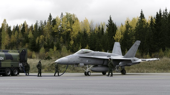 Hornet-monitoimihävittäjää valmistellaan lennolle