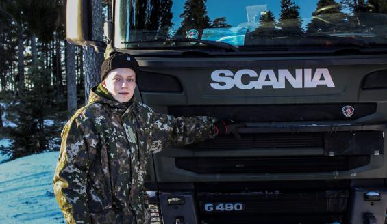 Lentosotamies Saku Syväjärvi toimi kuljetustehtävissä Lohtajalla taisteluampumaharjoituksessa